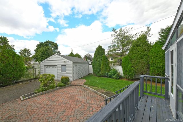 5 Robin Court, Bethpage, NY 11714