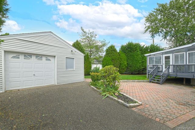 5 Robin Court, Bethpage, NY 11714