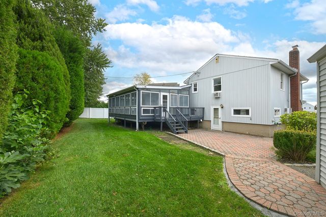 5 Robin Court, Bethpage, NY 11714