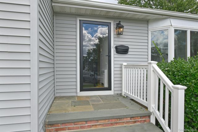 5 Robin Court, Bethpage, NY 11714