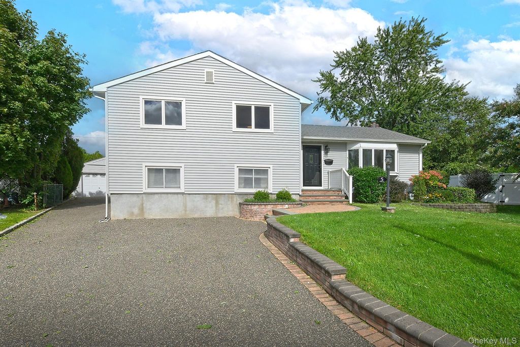 5 Robin Court, Bethpage, NY 11714 — photo 2