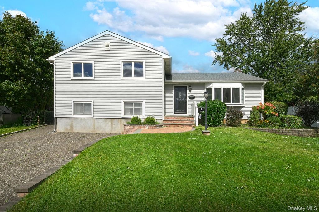 5 Robin Court, Bethpage, NY 11714 — photo 3