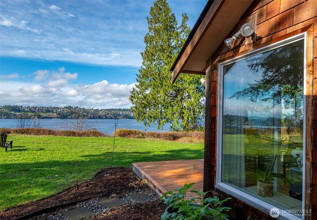 5222 East Harbor Road, Freeland, WA 98249