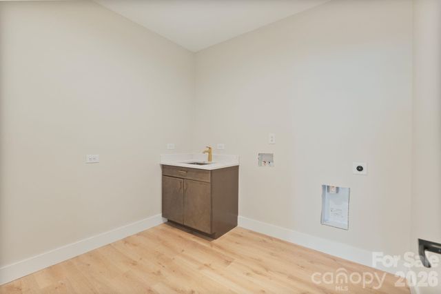 5733 Selkirk Drive, Hickory, NC 28601