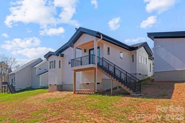 5733 Selkirk Drive, Hickory, NC 28601