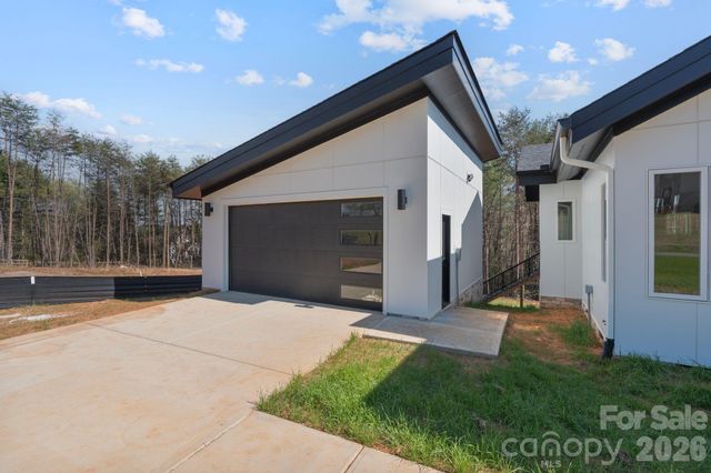 5733 Selkirk Drive, Hickory, NC 28601
