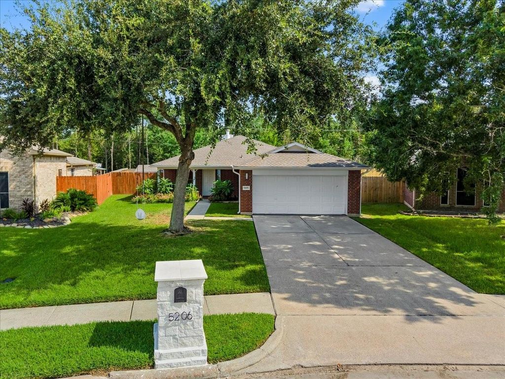 5206 Chasewood Drive, Bacliff, TX 77518