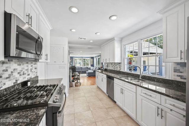 28 W Park Avenue, Belford, NJ 07718