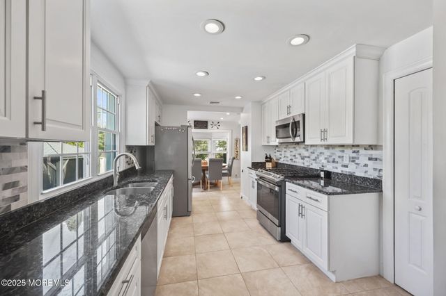 28 W Park Avenue, Belford, NJ 07718