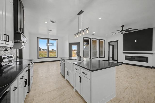 2440 Canyon Circle, Blanchard, OK 73010