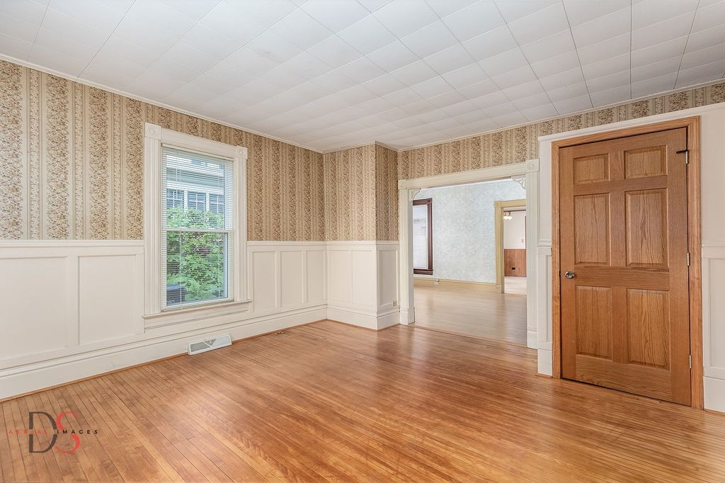 Image 2 of property listing at 520/522 E Main Street, Ottawa, IL 61350