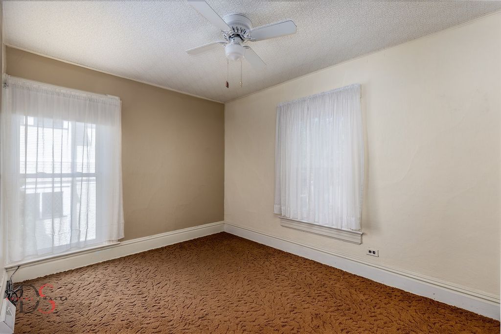 Image 11 of property listing at 520/522 E Main Street, Ottawa, IL 61350