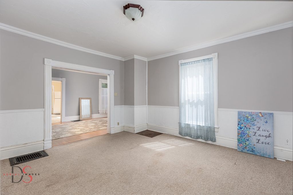 Image 12 of property listing at 520/522 E Main Street, Ottawa, IL 61350
