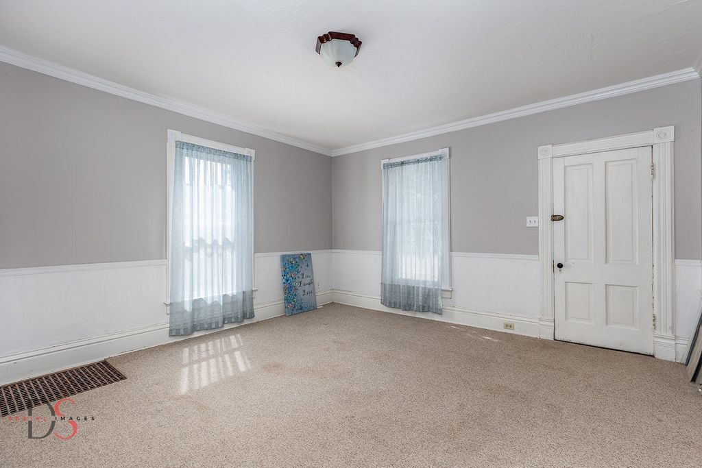 Image 13 of property listing at 520/522 E Main Street, Ottawa, IL 61350