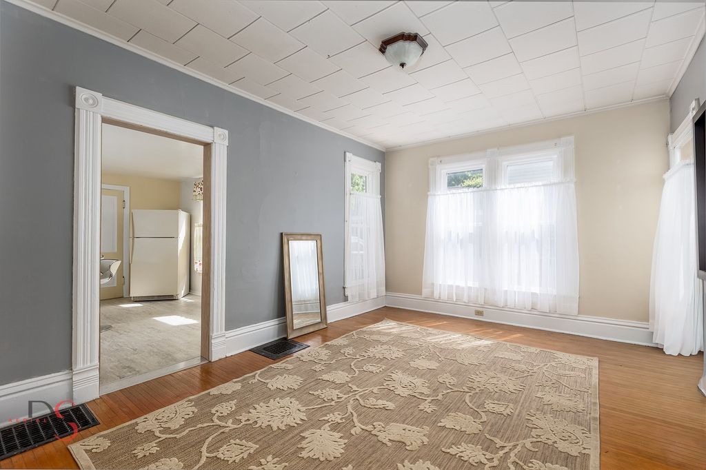 Image 14 of property listing at 520/522 E Main Street, Ottawa, IL 61350
