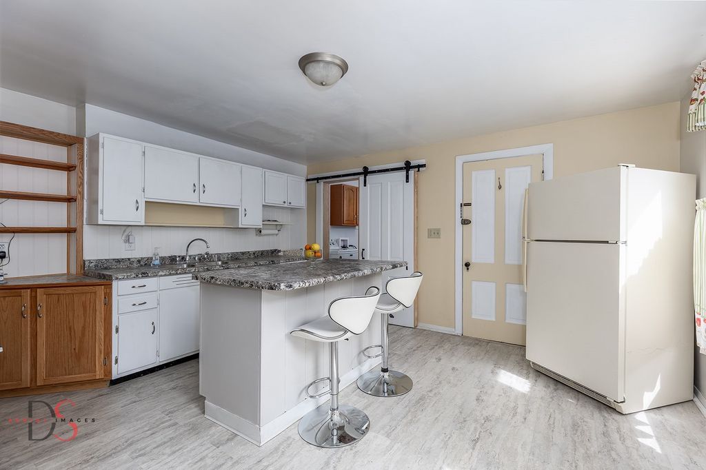 Image 15 of property listing at 520/522 E Main Street, Ottawa, IL 61350