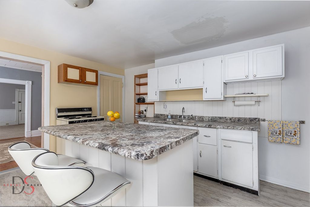 Image 16 of property listing at 520/522 E Main Street, Ottawa, IL 61350