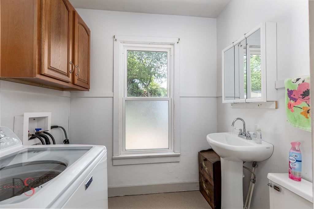Image 17 of property listing at 520/522 E Main Street, Ottawa, IL 61350