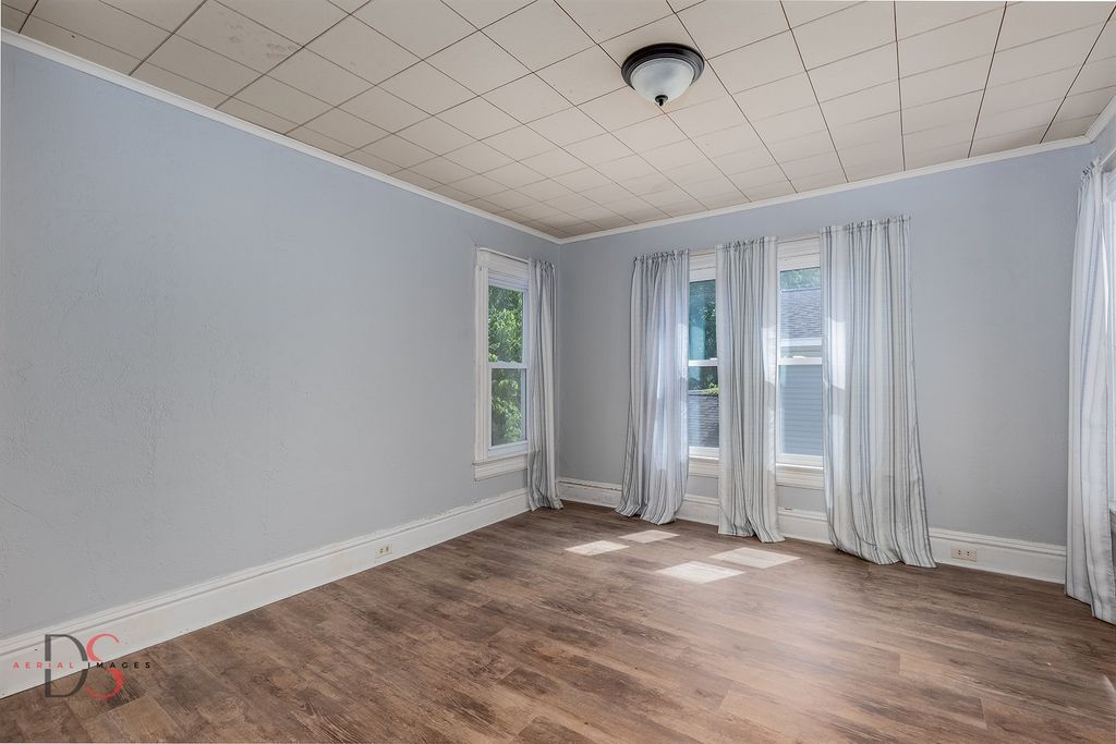 Image 19 of property listing at 520/522 E Main Street, Ottawa, IL 61350