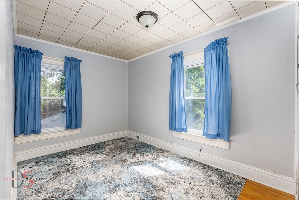 Image 20 of property listing at 520/522 E Main Street, Ottawa, IL 61350