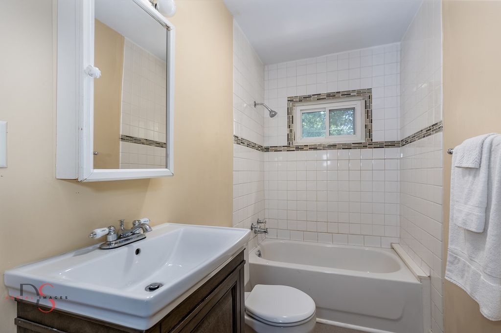 Image 21 of property listing at 520/522 E Main Street, Ottawa, IL 61350
