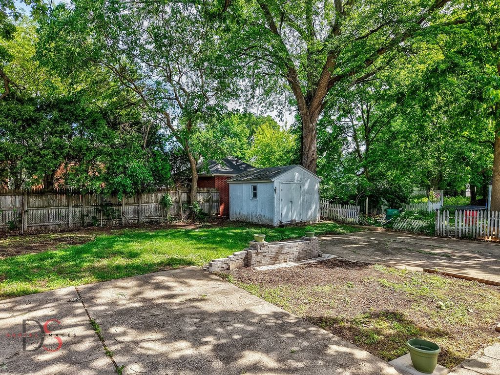 Image 25 of property listing at 520/522 E Main Street, Ottawa, IL 61350
