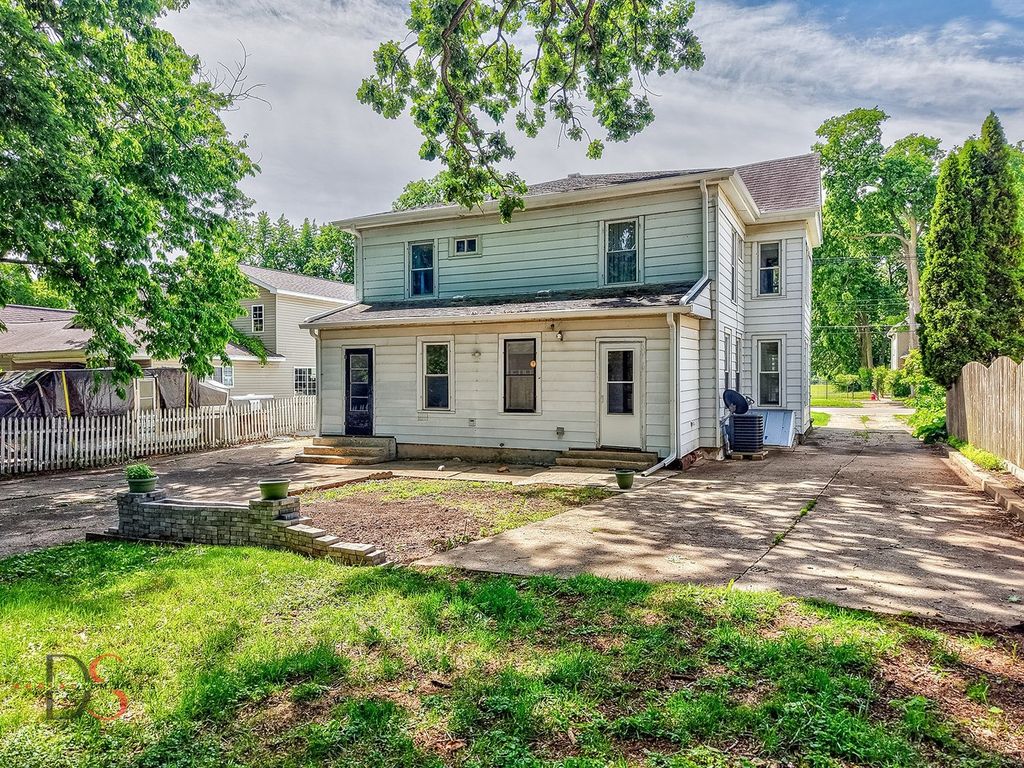 Image 27 of property listing at 520/522 E Main Street, Ottawa, IL 61350