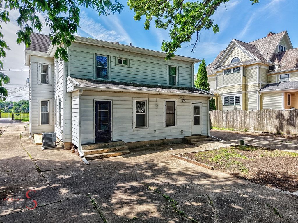 Image 28 of property listing at 520/522 E Main Street, Ottawa, IL 61350