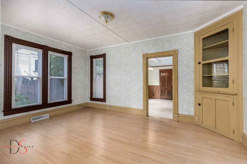 Image 4 of property listing at 520/522 E Main Street, Ottawa, IL 61350