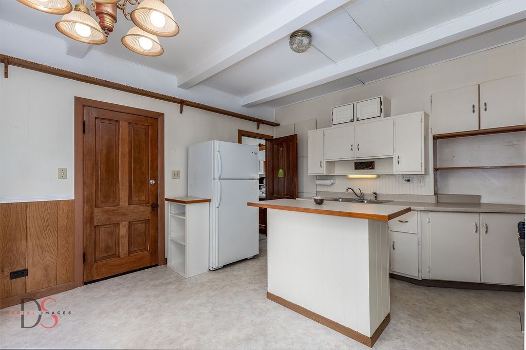 Image 5 of property listing at 520/522 E Main Street, Ottawa, IL 61350