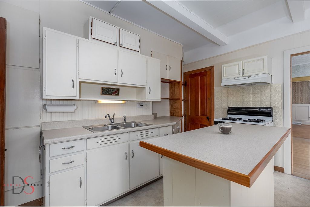 Image 6 of property listing at 520/522 E Main Street, Ottawa, IL 61350