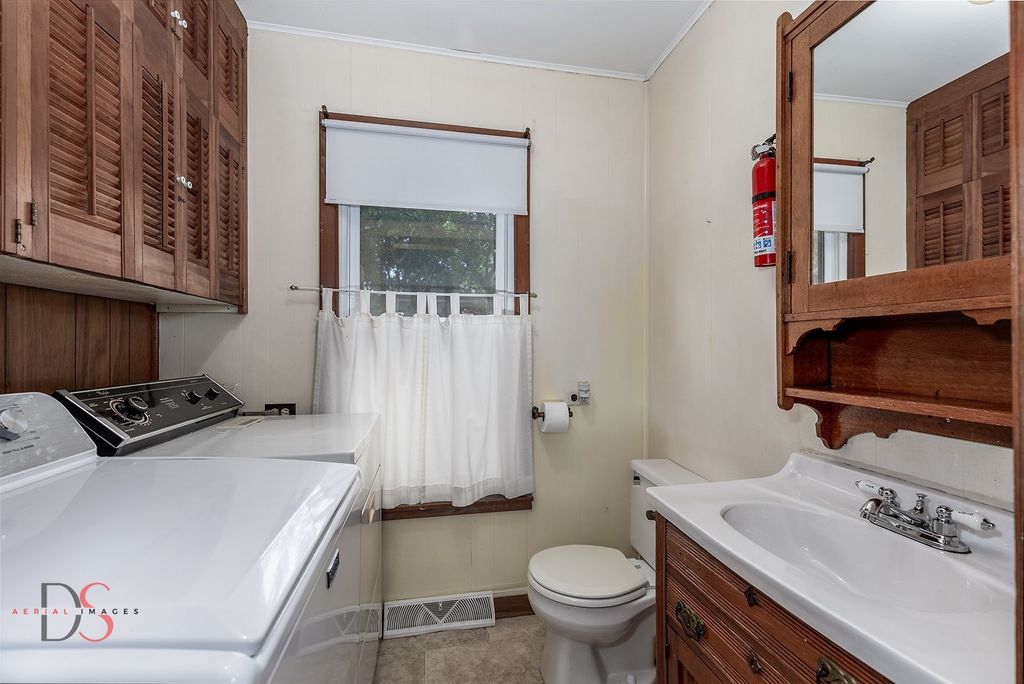 Image 7 of property listing at 520/522 E Main Street, Ottawa, IL 61350
