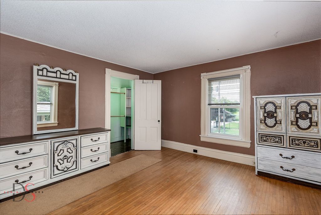 Image 8 of property listing at 520/522 E Main Street, Ottawa, IL 61350