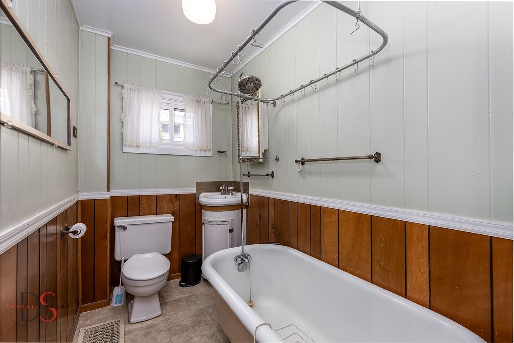 Image 10 of property listing at 520/522 E Main Street, Ottawa, IL 61350