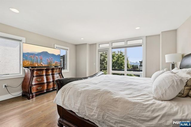 746 Undercliff Avenue B, Edgewater, NJ 07020