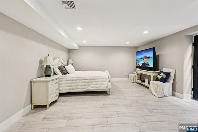 746 Undercliff Avenue B, Edgewater, NJ 07020