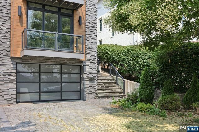 746 Undercliff Avenue B, Edgewater, NJ 07020