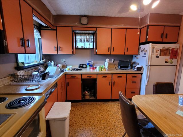 12 Clark Street, Plainview, NY 11803