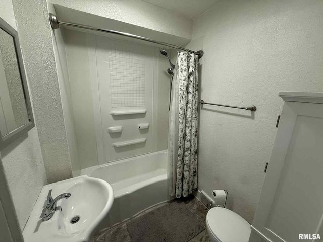 2209 39TH Street, Rock Island, IL 61201