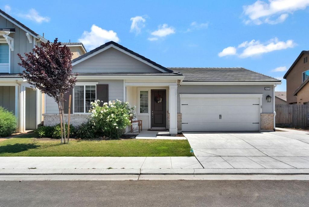 4076 Dennis, Clovis, CA 93619