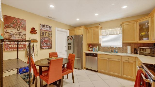 10651 NW 19th Pl, Pembroke Pines, FL 33026