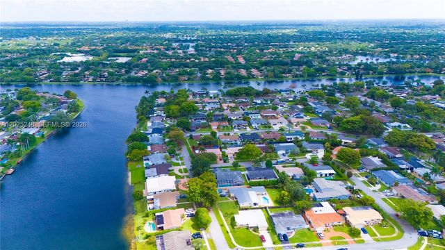 10651 NW 19th Pl, Pembroke Pines, FL 33026