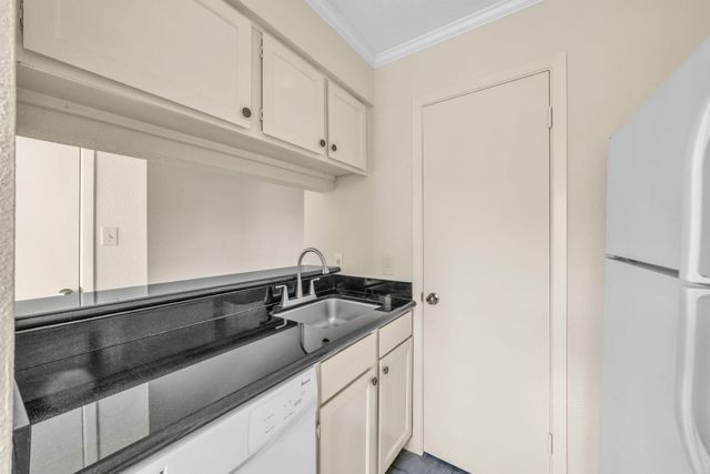 6111 Beverly Hill Street 3, Houston, TX 77057