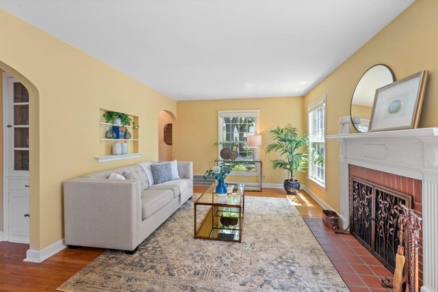 5243 N Kent AVENUE, Whitefish Bay, WI 53217