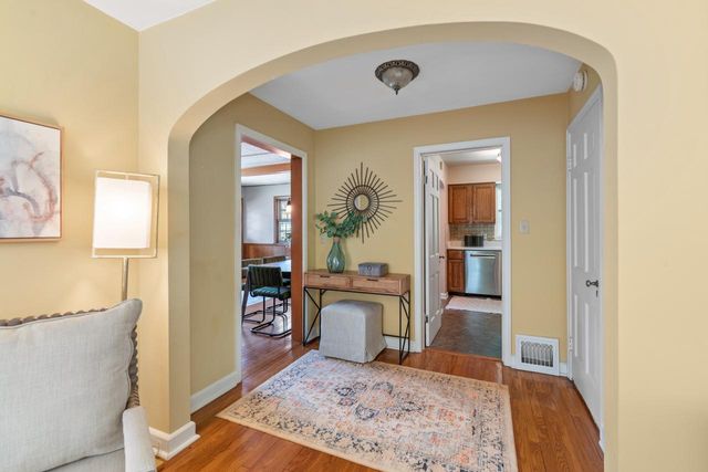 5243 N Kent AVENUE, Whitefish Bay, WI 53217