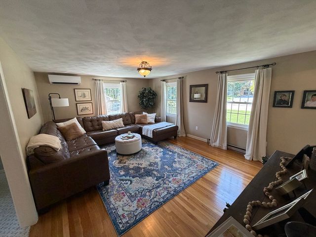 4 Robertson Rd, Auburn, MA 01501