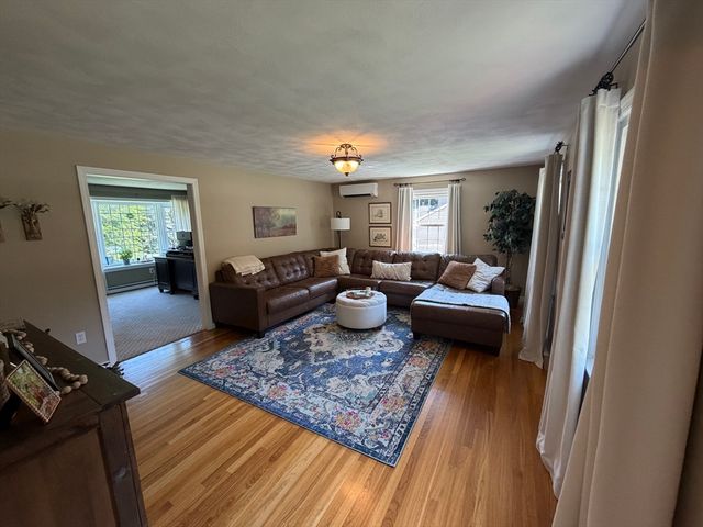 4 Robertson Rd, Auburn, MA 01501