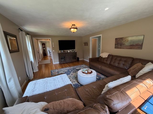 4 Robertson Rd, Auburn, MA 01501