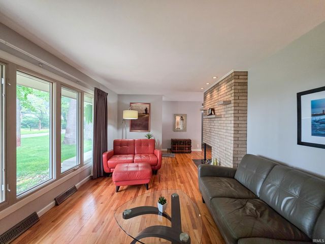 28812 Oakwood Place, Elkhart, IN 46514