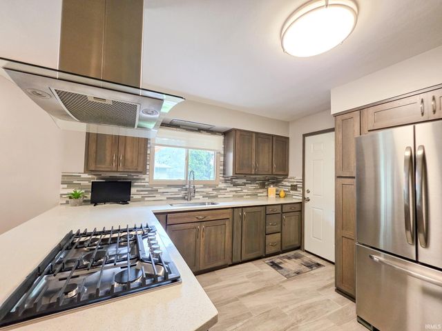 28812 Oakwood Place, Elkhart, IN 46514